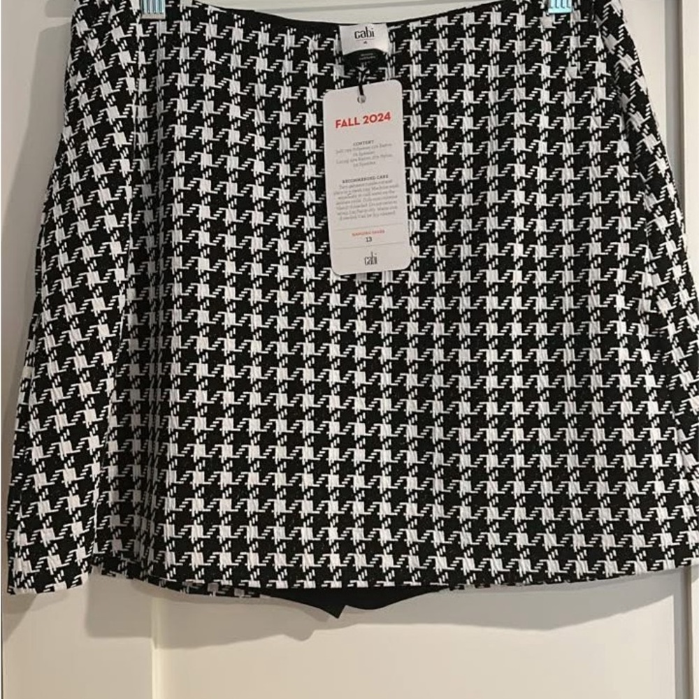 NWT Cabi Black and White Houndstooth Skort - size 4